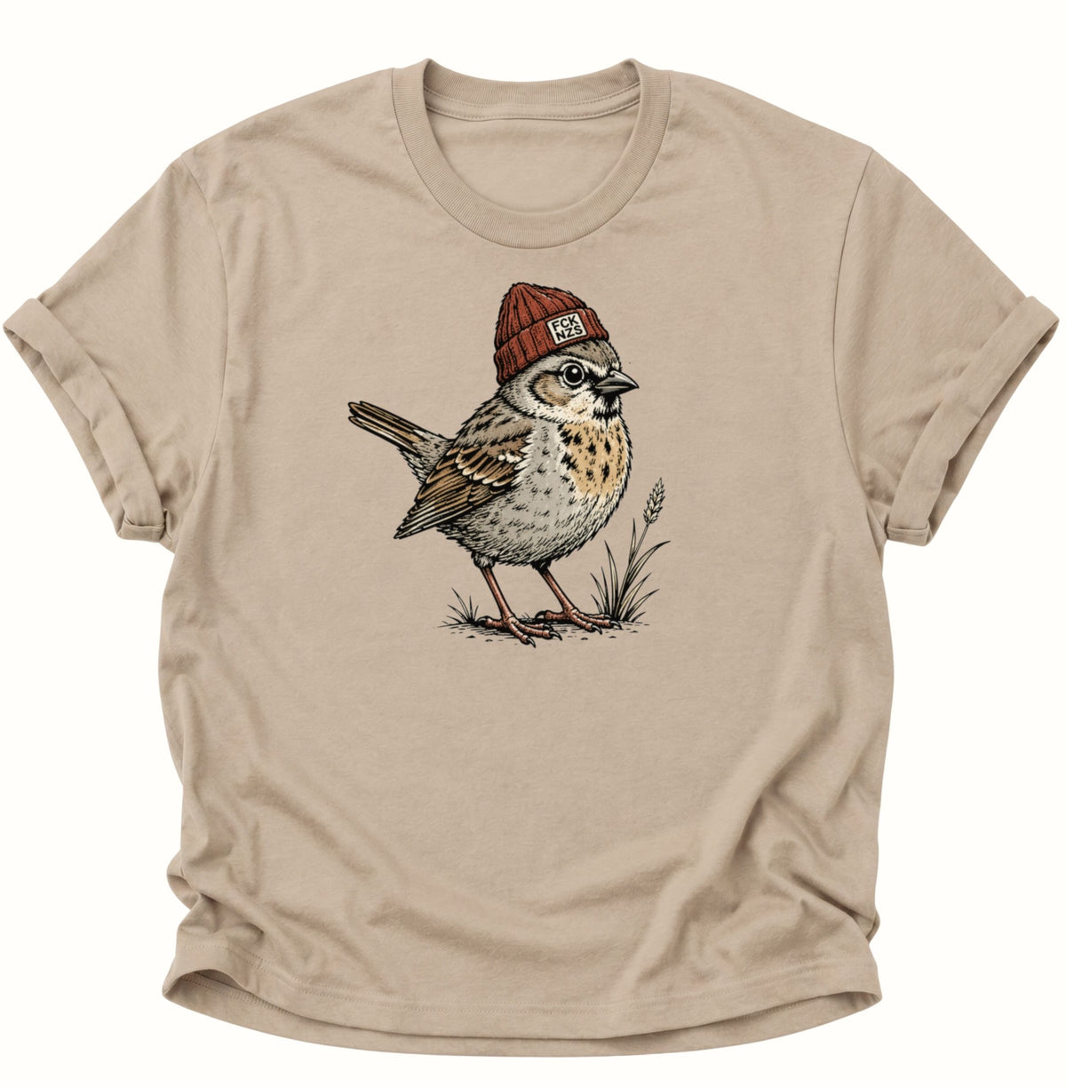 Spatz mit Strickmütze gegen rechts Unisex T-Shirt Sand - PINE & RIVER
