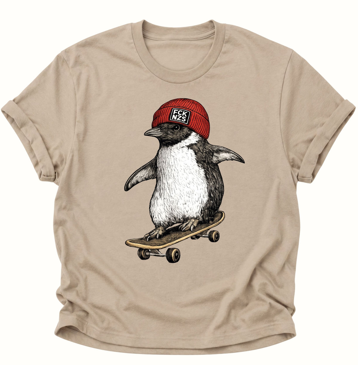 Skateboard-Pinguin gegen rechts Unisex T-Shirt Sand - PINE & RIVER
