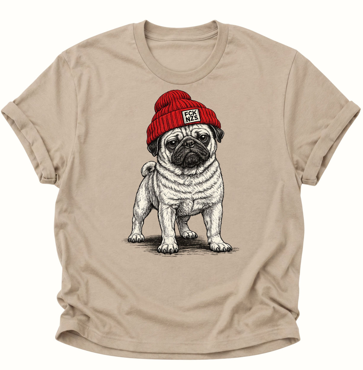 Mops mit Strickmütze gegen rechts Unisex T-Shirt Sand - PINE & RIVER