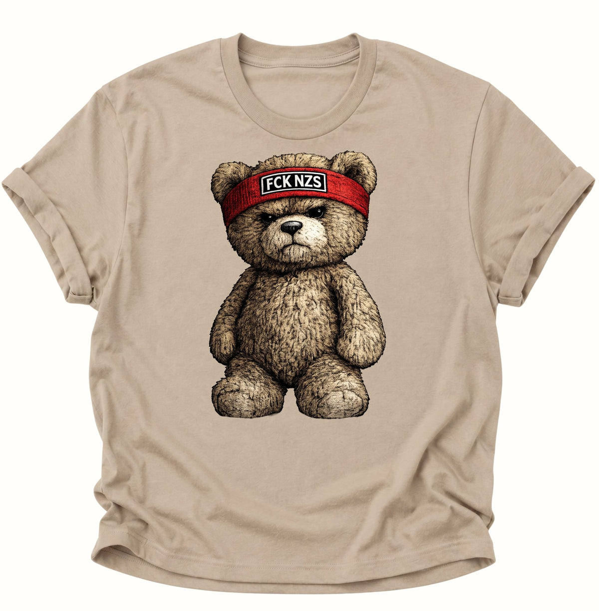 Grimmiger Teddybär gegen rechts Unisex T-Shirt Sand - PINE & RIVER