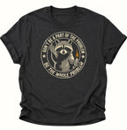 Frecher Waschbär mit Mittelfinger Unisex T-Shirt Schwarz - PINE & RIVER