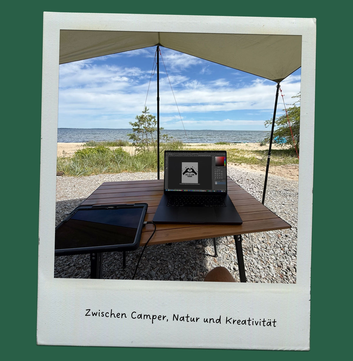 Bild vom Arbeitsplatz vor einem Camper, mit Blick aufs Meer