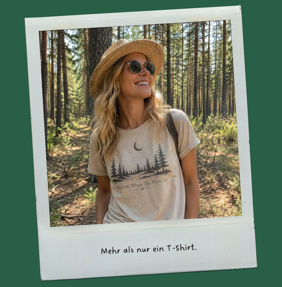 Eine junge Frau trägt eines der T-Shirts aus dem Shop