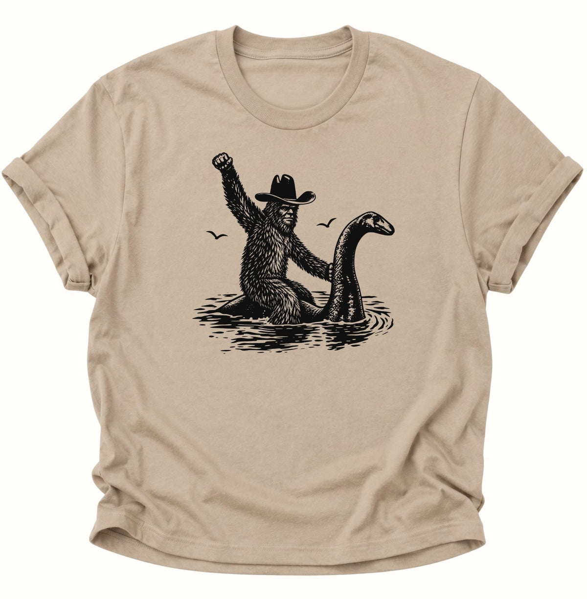 Bigfoot reitet Nessie Unisex T-Shirt Sand - PINE & RIVER