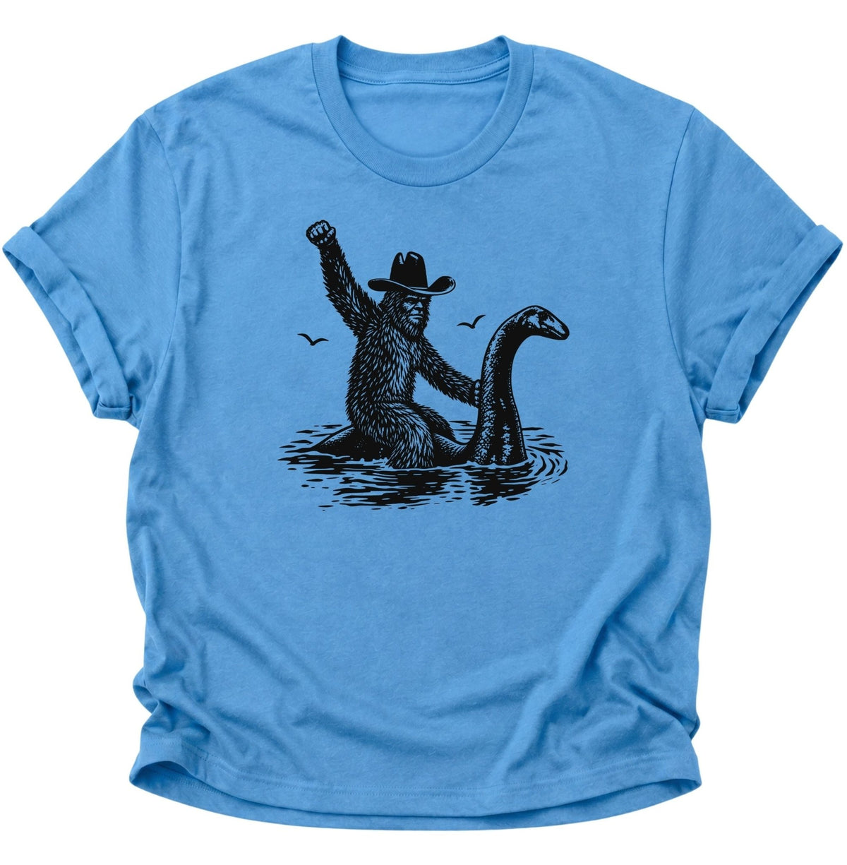 Bigfoot reitet Nessie Unisex T-Shirt Carolina Blue - PINE & RIVER