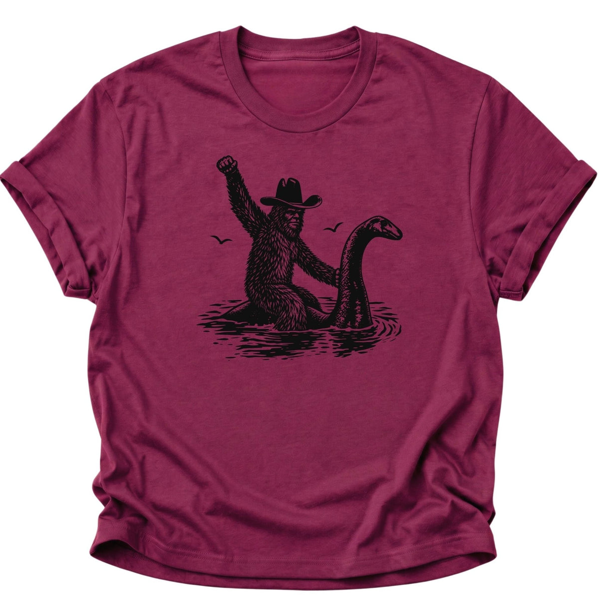 Bigfoot reitet Nessie Unisex T-Shirt Cardinal Red - PINE & RIVER