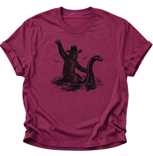 Bigfoot reitet Nessie Unisex T-Shirt Cardinal Red - PINE & RIVER