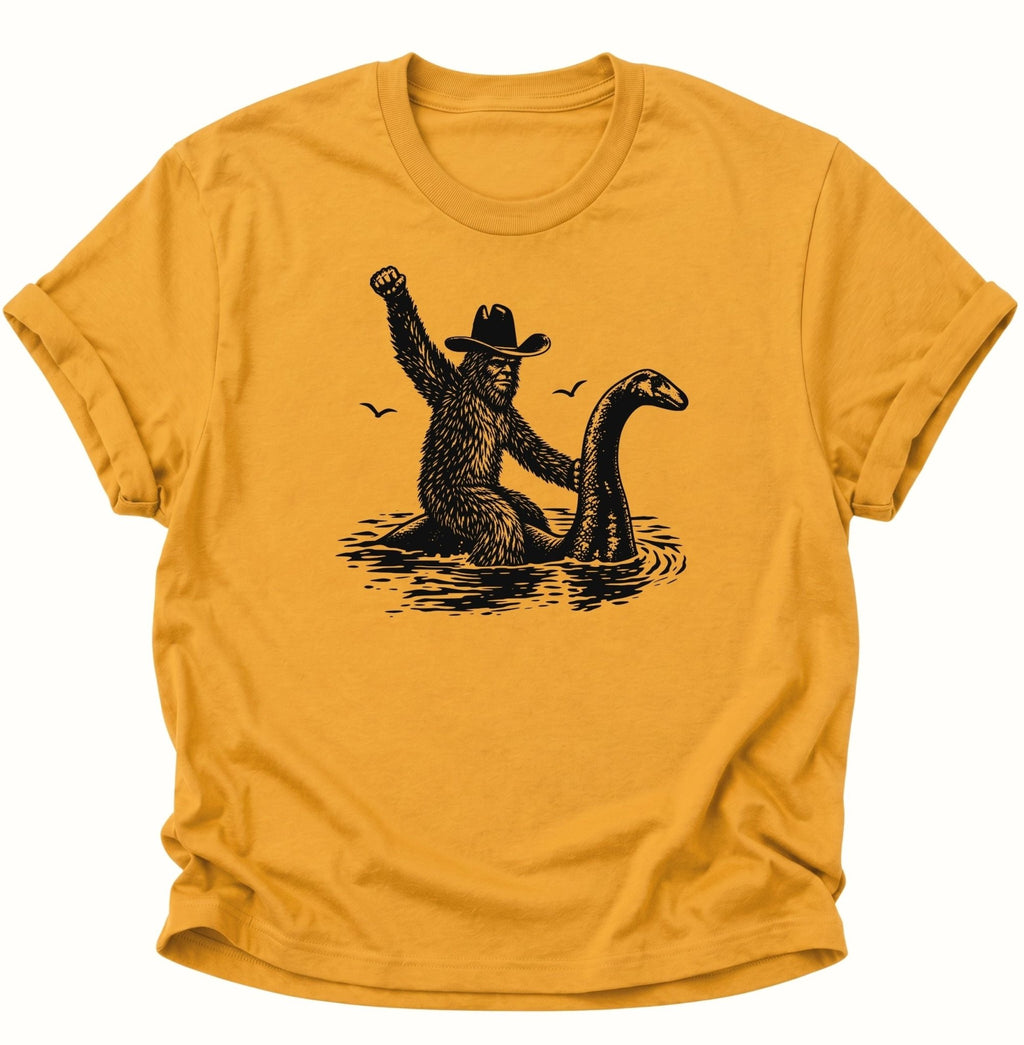 Bigfoot reitet Nessie Unisex T-Shirt Gelb - PINE & RIVER