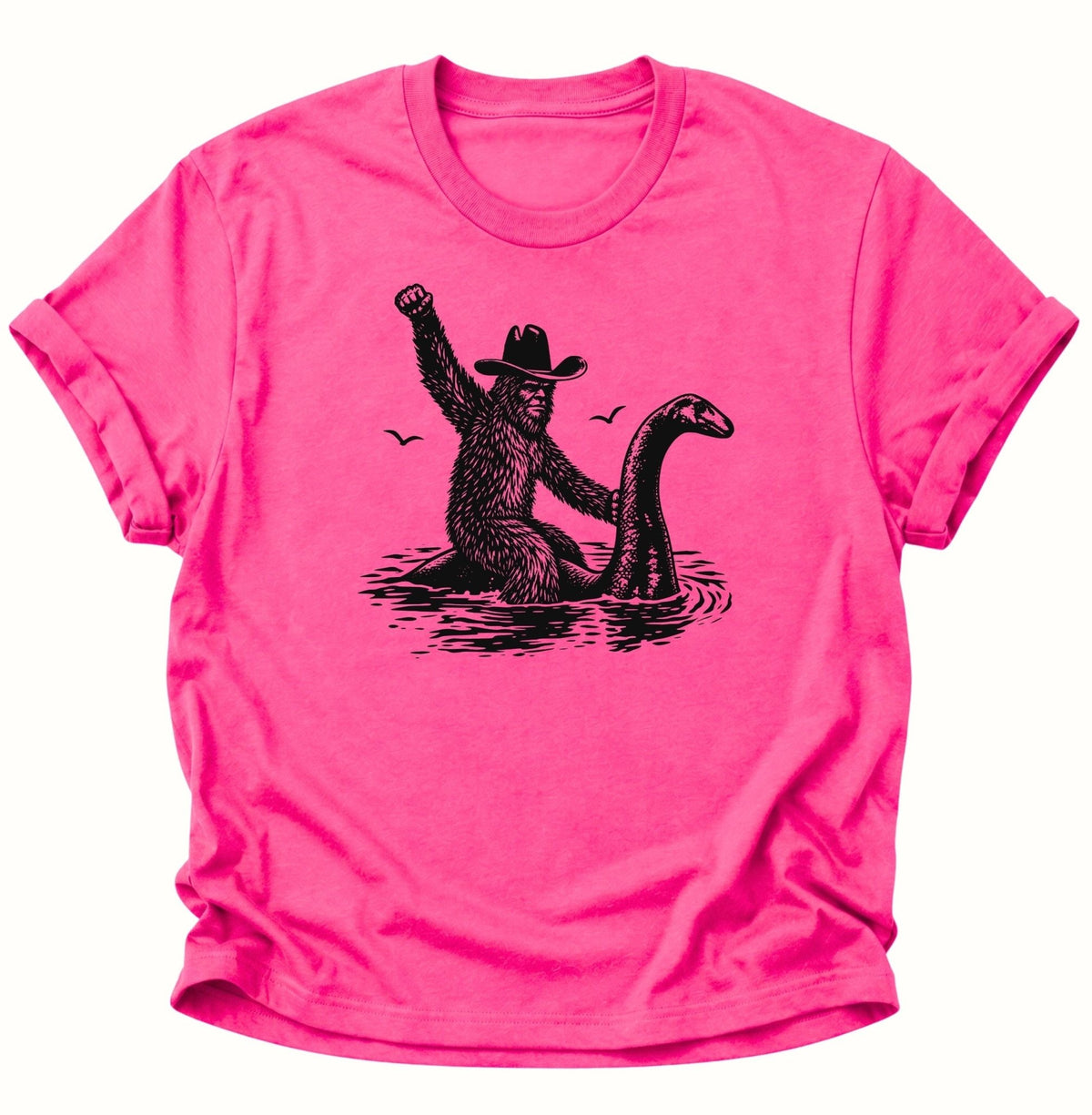 Bigfoot reitet Nessie Unisex T-Shirt Heliconia - PINE & RIVER