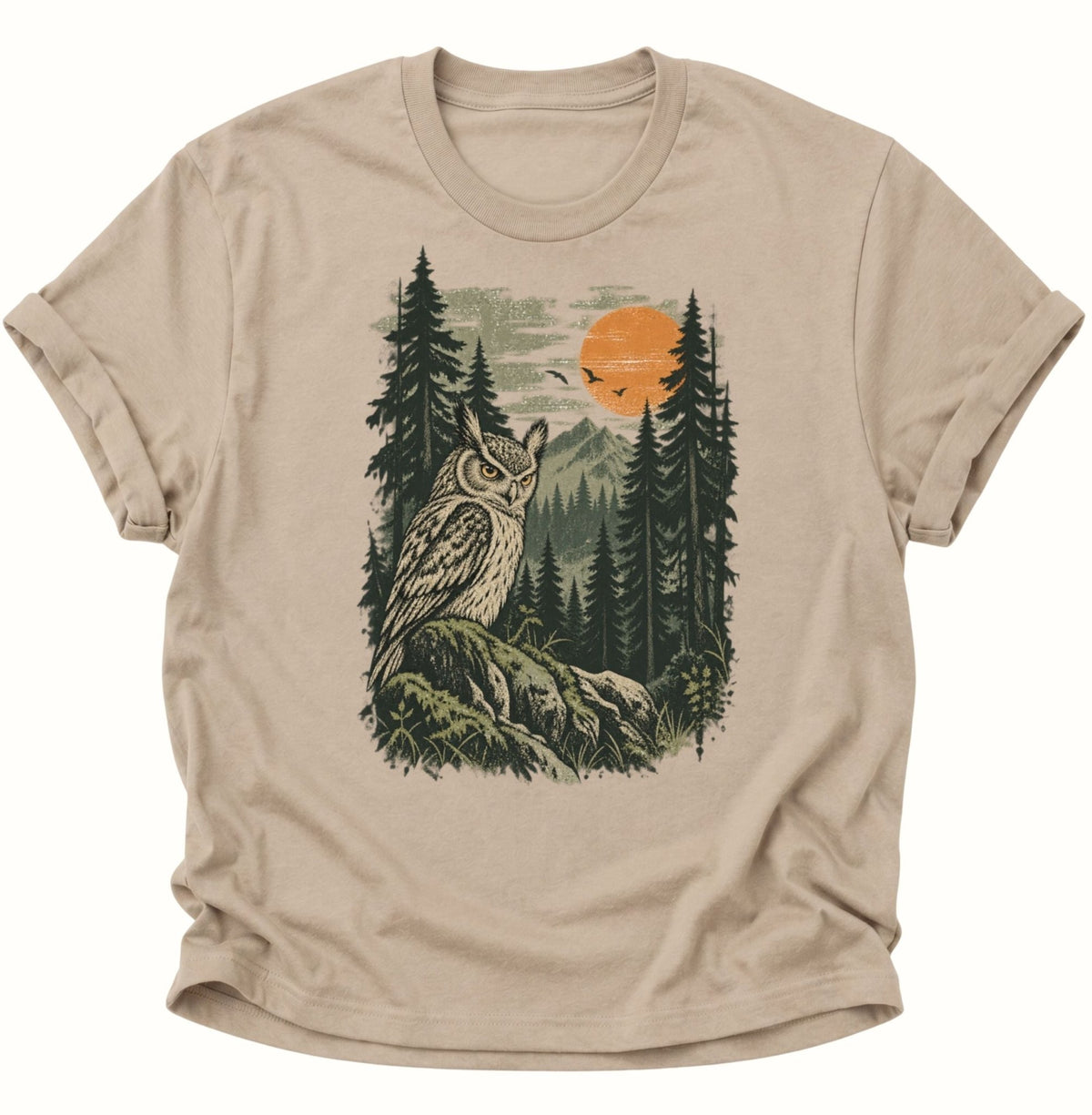 Eule im Wald bei Sonnenuntergang Unisex T-Shirt Sand - PINE & RIVER