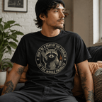 Frecher Waschbär mit Mittelfinger Unisex T-Shirt Cardinal Red - PINE & RIVER
