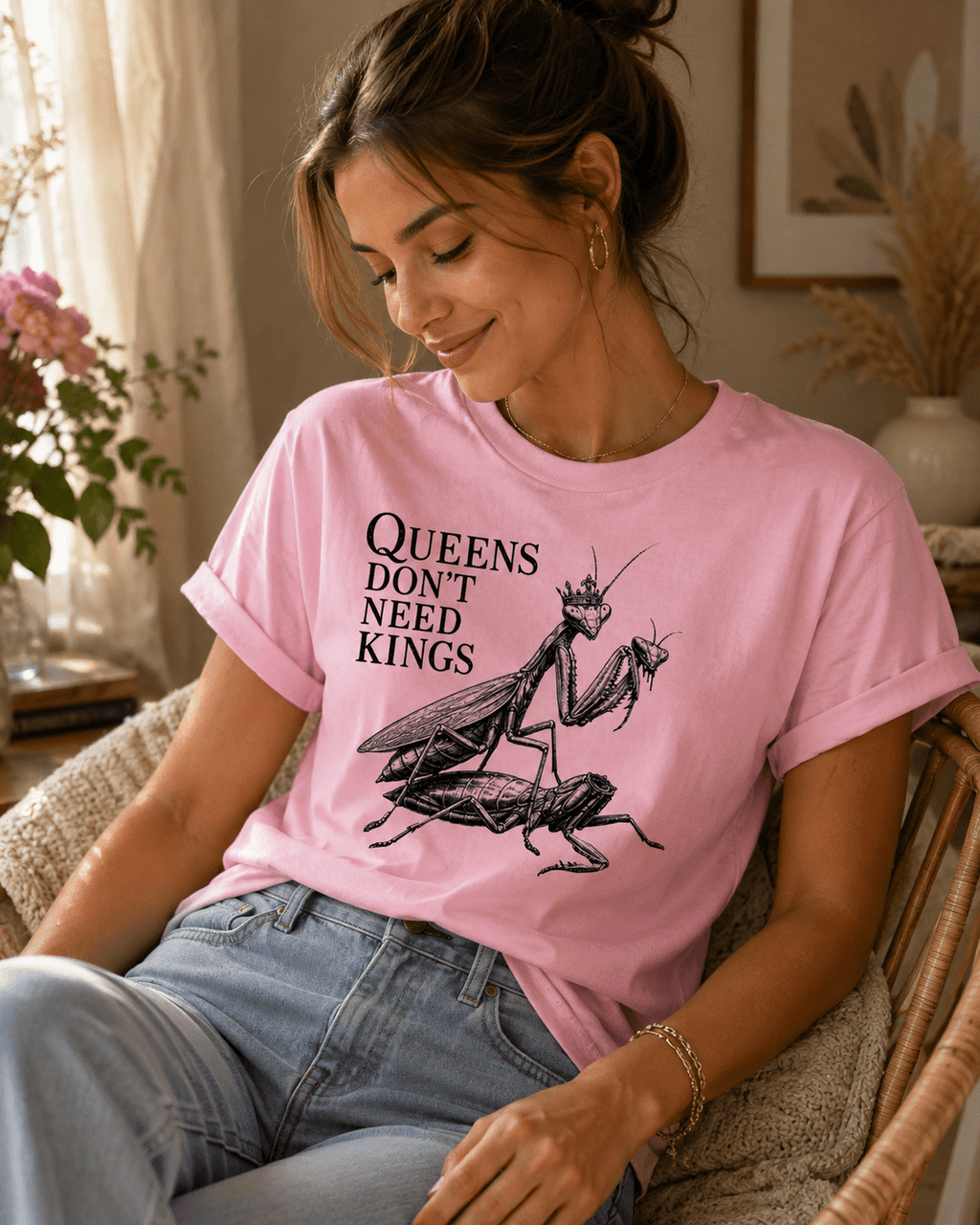 Queen's Don't Need Kings Gottesanbeterin Unisex T-Shirt Cardinal Red - PINE & RIVER