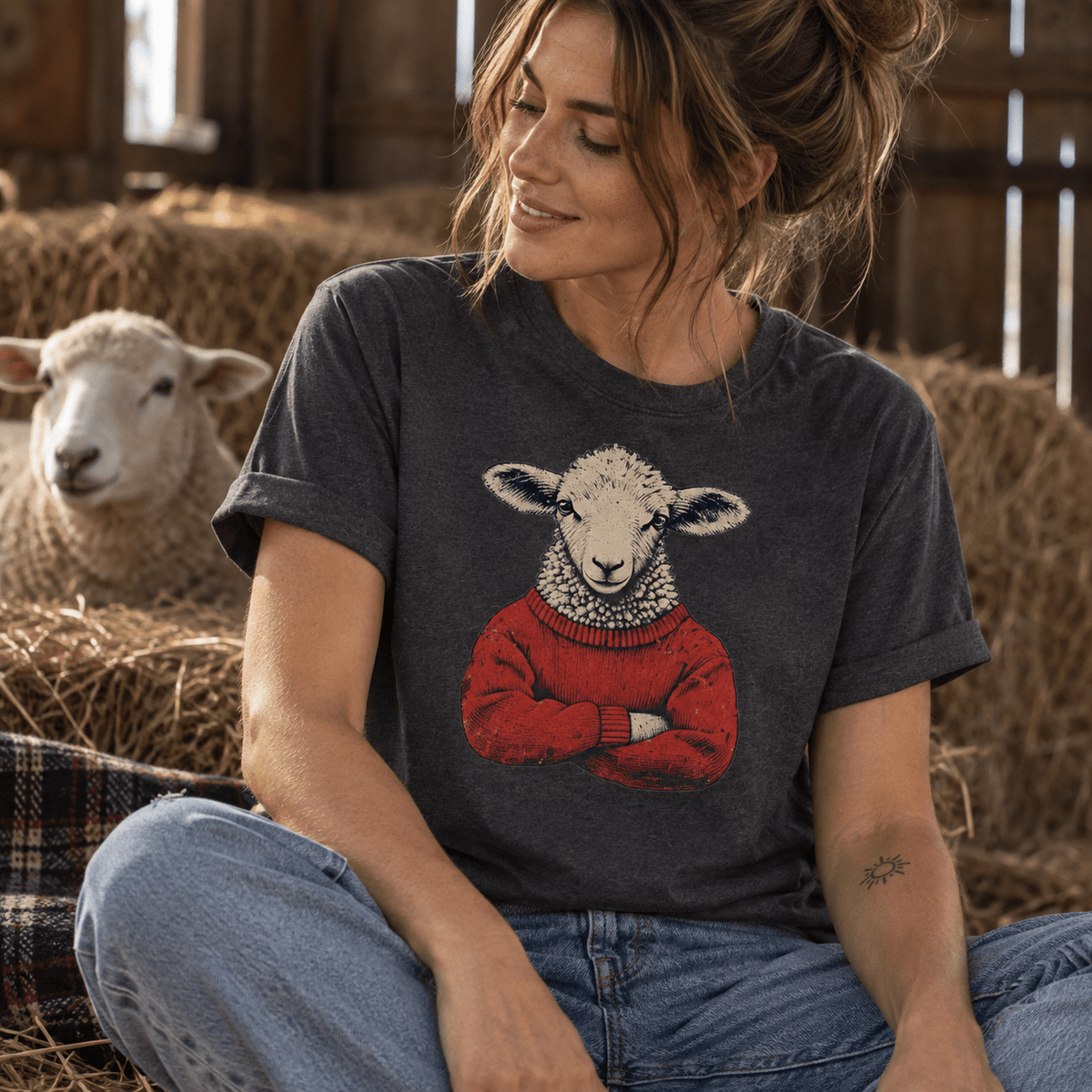Schaf im Wollpullover Unisex T-Shirt Dark Heather - PINE & RIVER