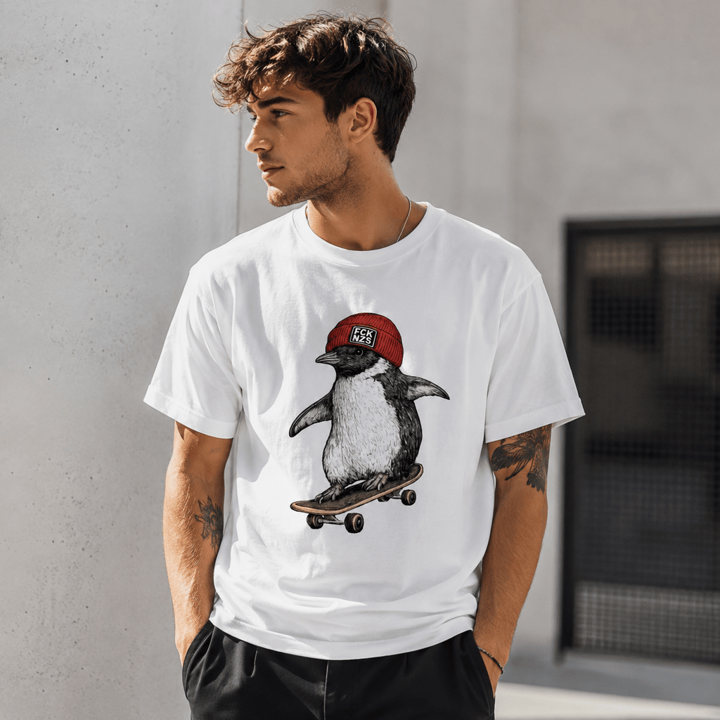 Skateboard-Pinguin gegen rechts Unisex T-Shirt Cardinal Red - PINE & RIVER