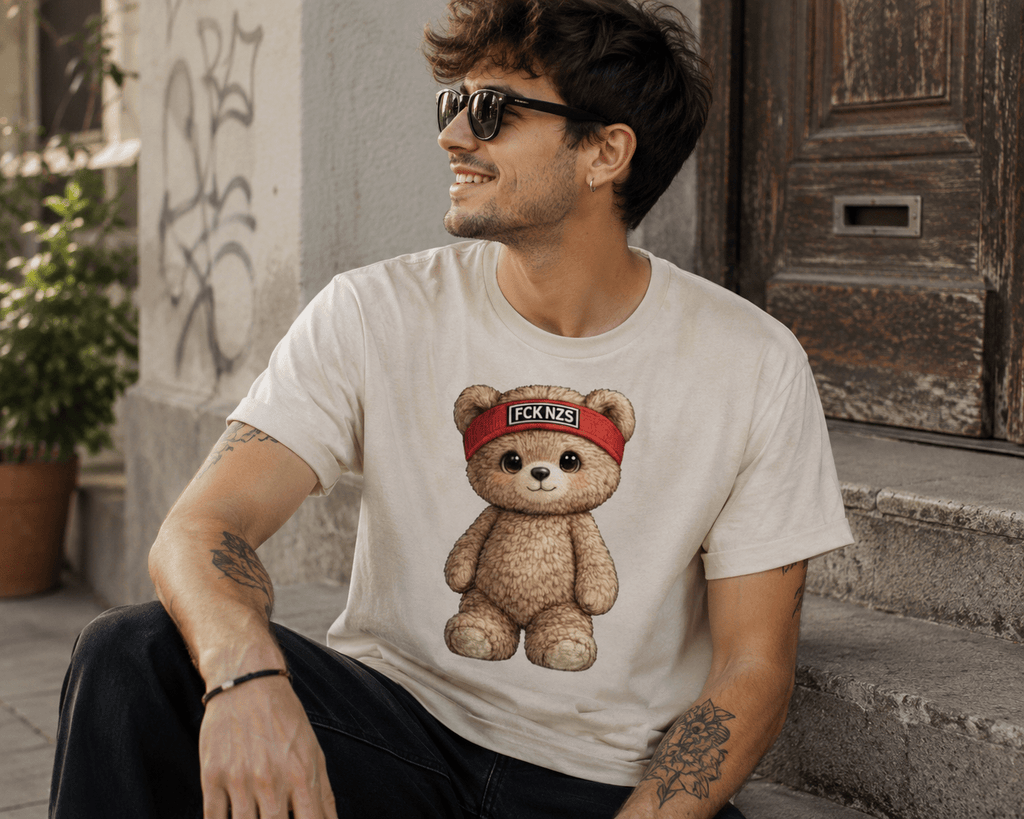 Süßer Teddybär gegen rechts Unisex T-Shirt Carolina Blue - PINE & RIVER