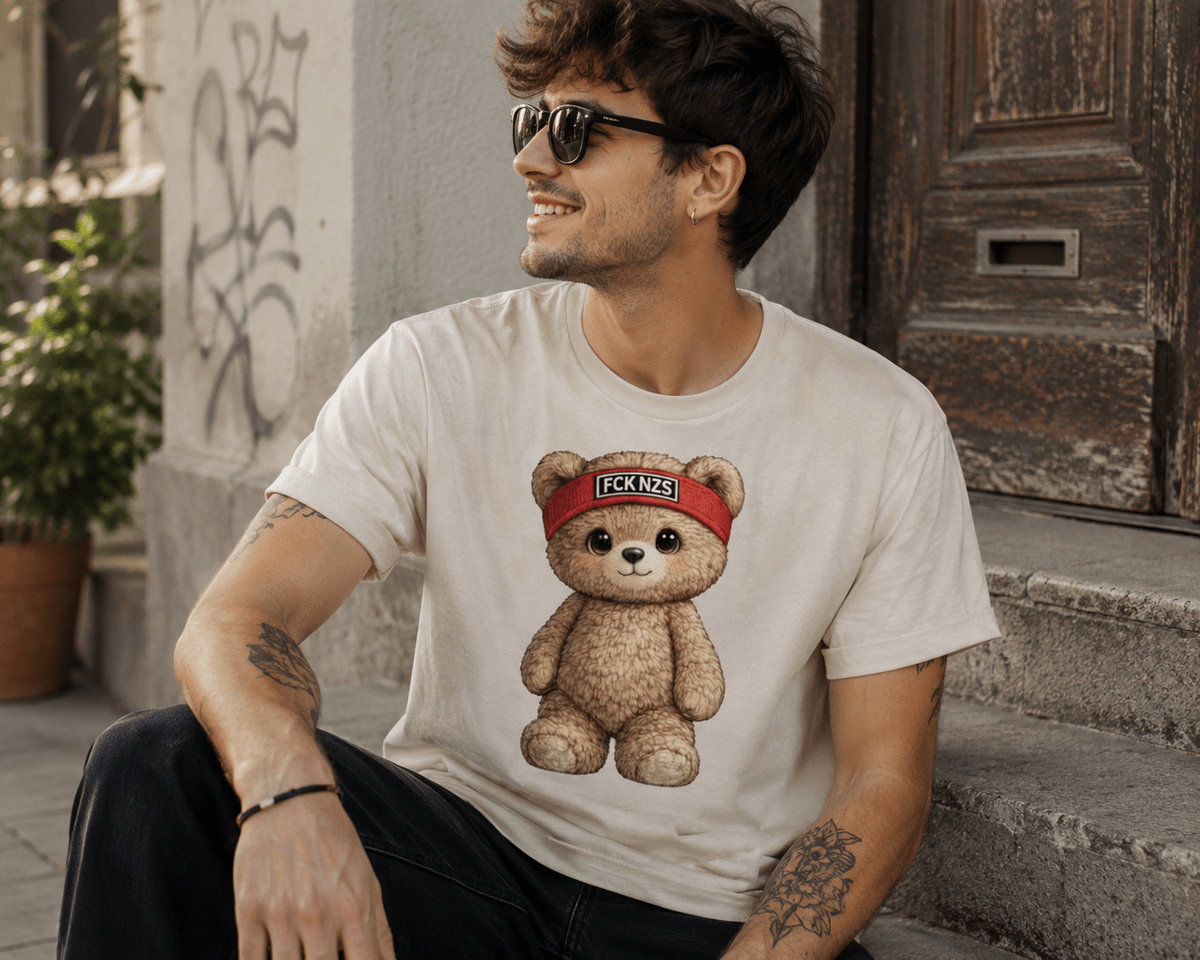 Süßer Teddybär gegen rechts Unisex T-Shirt Carolina Blue - PINE & RIVER